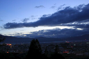 夜幕下的城市与远山景色
