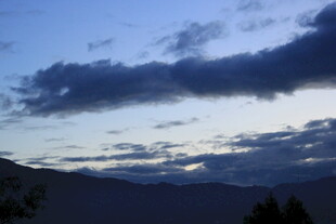 黄昏时分的山峦与云层