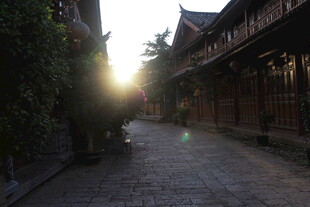 古巷晨光 静谧中式建筑街景