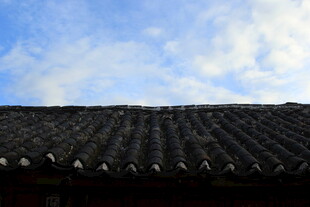 中式屋顶与蓝天白云