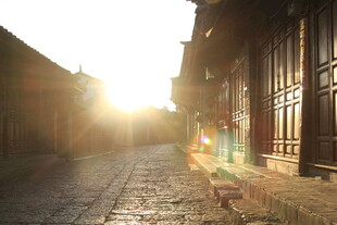 夕阳下的古巷人家