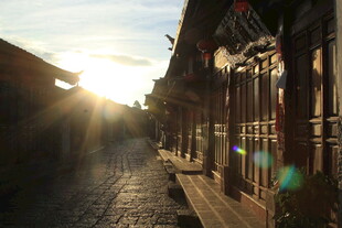 夕阳下的古街建筑美景