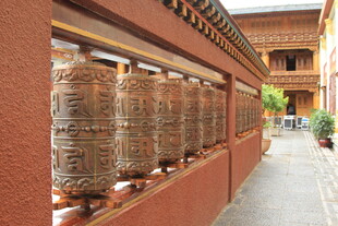 藏式转经筒排列于墙边