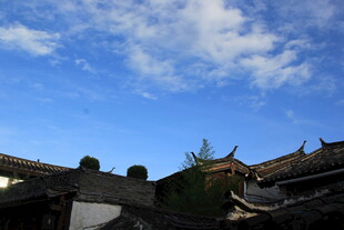 古村落屋顶与蓝天白云