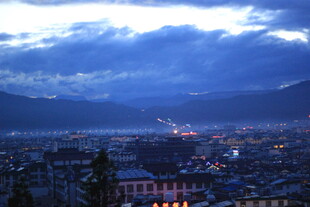 夜幕下的城市与远山景观