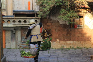 街头挑担的传统商贩