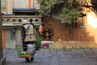 街头卖花人 传递浪漫气息