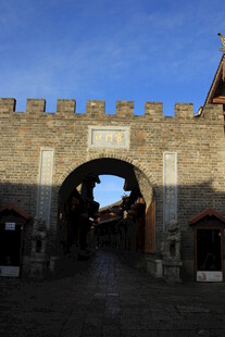 古老城门下的静谧街道