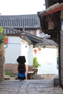 撑伞漫步古巷的悠然身影