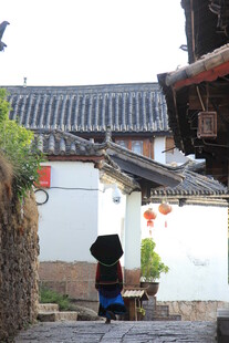 古巷撑伞人 静谧中式风情