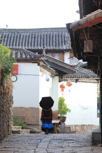 古巷人家的静谧生活场景