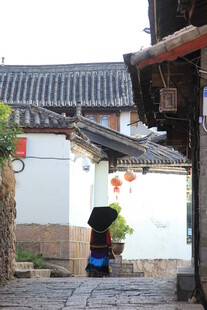 古巷中撑伞行走的身影