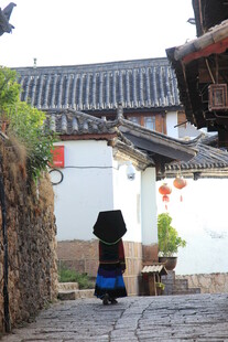 古巷中的少数民族背影