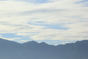 蓝天白云下的连绵山脉