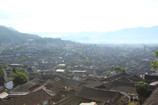 俯瞰古朴村落景观