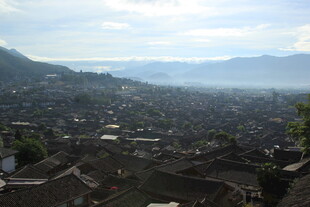 俯瞰山间村落美景