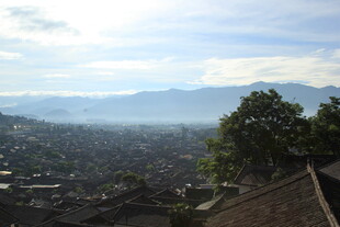 山间村落远景 云雾缭绕