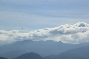 山峦云海间的壮美风光
