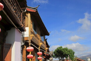 古街中式建筑挂红灯笼