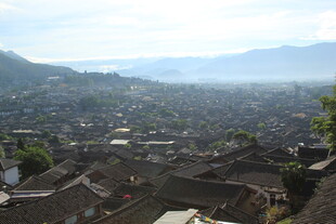 俯瞰古朴村落美景