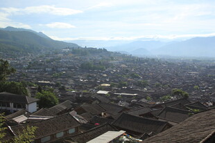 俯瞰山间古朴村落风光