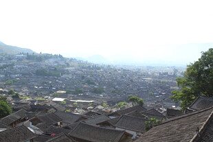 俯瞰古朴村落景观