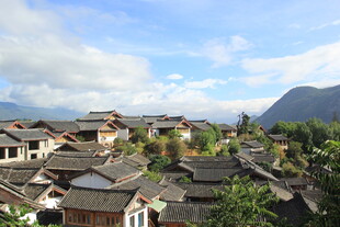 古朴村落 蓝天白云下的景致