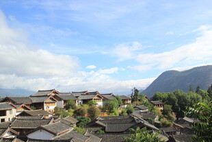 山村美景 错落民居伴青山