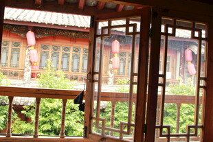 中式楼阁窗外绿意景致