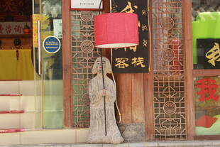 古雅店铺前的中式雕塑