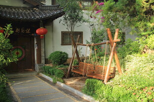 中式庭院小径 绿植环绕