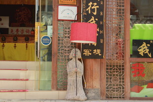 传统店铺前的古朴木雕摆件