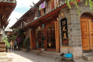 古街中式店铺 宁静氛围