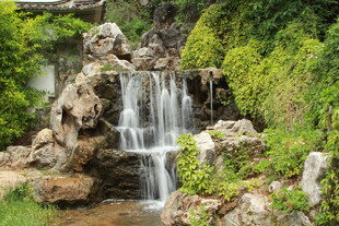 中式园林假山瀑布景观