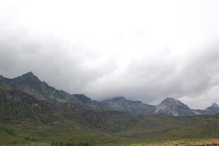 云雾缭绕的壮美山峦
