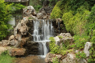 中式园林假山瀑布景观