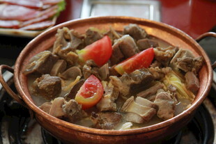 铜锅炖煮的美味肉块