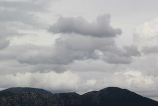 山峦之上的厚重云层