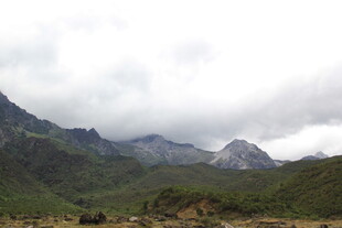 云雾缭绕的壮丽山峦