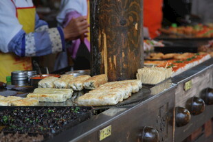 街头美味小吃摊展示