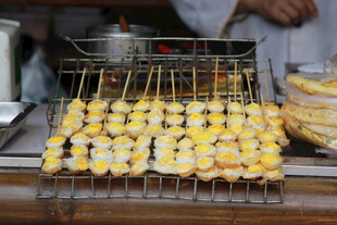 美味烤鹌鹑蛋串串待品尝