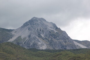 巍峨山峰云雾缭绕