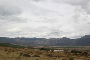 阴天旷野中的远山景色