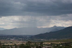 山间乌云密布的壮丽景观