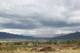阴云下的旷野与远山景色