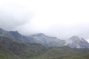 云雾缭绕的壮丽山峦