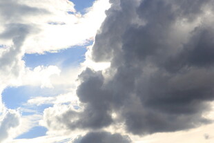 天空中厚重的灰白云层