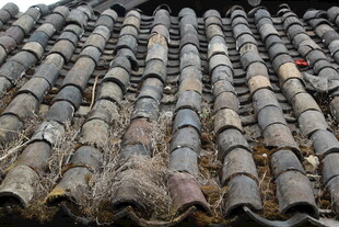 老旧瓦片屋顶特写