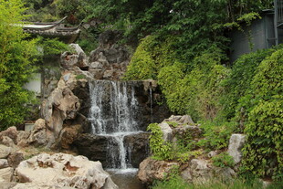 山间小瀑布 绿意环绕美景