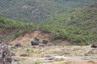 山间荒芜之地的自然景象